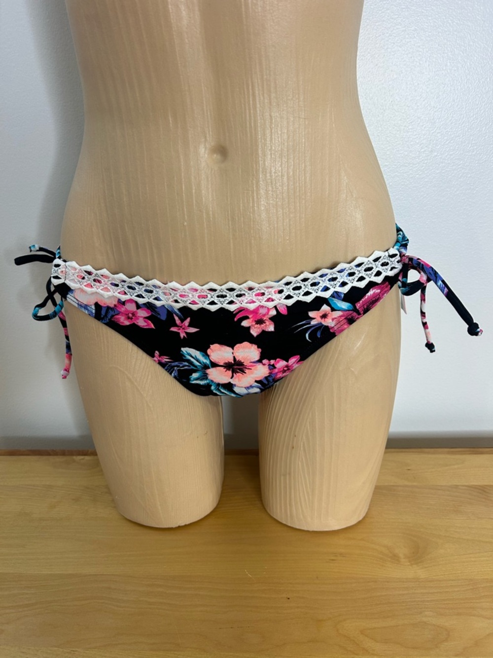 Ardene Black Floral Tie-Side Bikini Bottom with White Crochet Trim❤️L